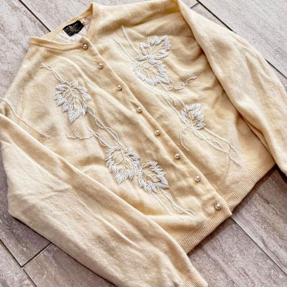 Vintage 70s Lambswool Angora Long Sleeve Cream Cardigan pearl button beaded Sz M